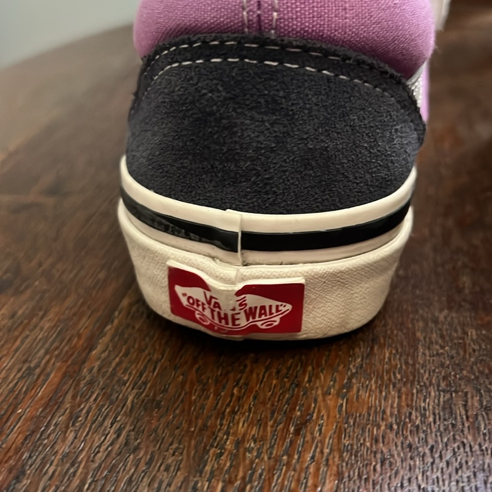 Vans womens size 6 but runs small - Picture 3 of 3